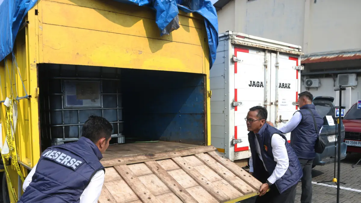 Polda Jateng bersama PT Pertamina Patra Niaga Regional Jawa Bagian Tengah mengungkap puluhan kasus penyalahgunaan bahan bakar minyak (BBM) dan LPG bersubsidi. (Nur Chamim/Jawa Pos Radar Semarang)