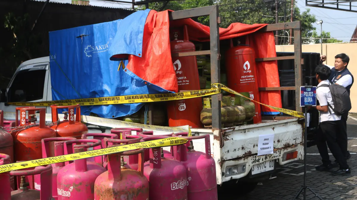 Polda Jateng bersama PT Pertamina Patra Niaga Regional Jawa Bagian Tengah mengungkap puluhan kasus penyalahgunaan bahan bakar minyak (BBM) dan LPG bersubsidi. (Nur Chamim/Jawa Pos Radar Semarang)