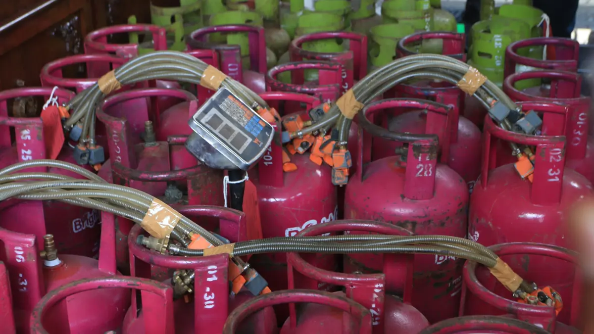 Polda Jateng bersama PT Pertamina Patra Niaga Regional Jawa Bagian Tengah mengungkap puluhan kasus penyalahgunaan bahan bakar minyak (BBM) dan LPG bersubsidi. (Nur Chamim/Jawa Pos Radar Semarang)