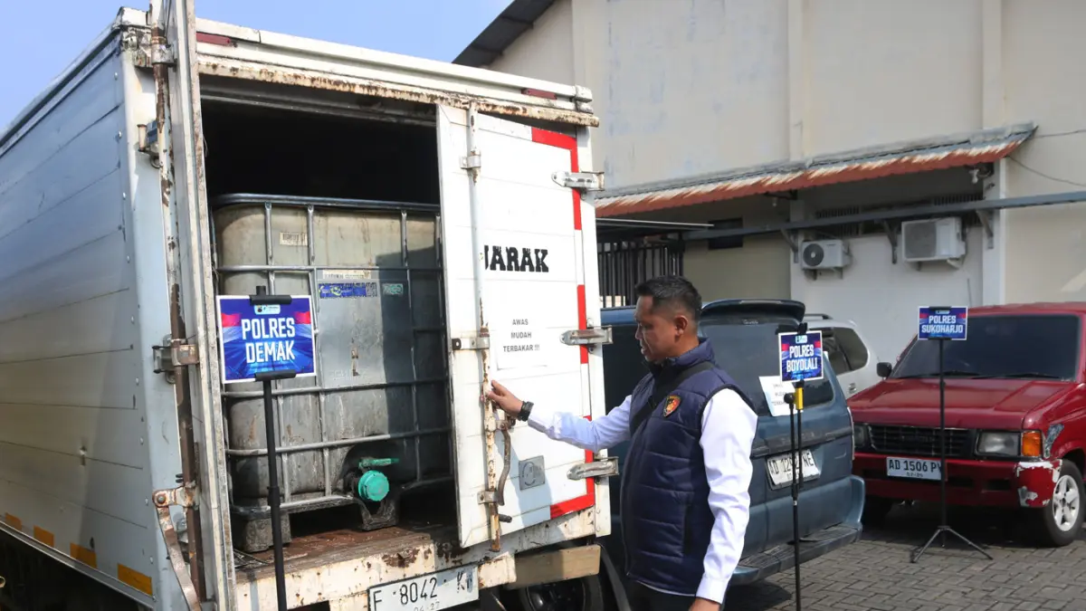 Polda Jateng bersama PT Pertamina Patra Niaga Regional Jawa Bagian Tengah mengungkap puluhan kasus penyalahgunaan bahan bakar minyak (BBM) dan LPG bersubsidi. (Nur Chamim/Jawa Pos Radar Semarang)