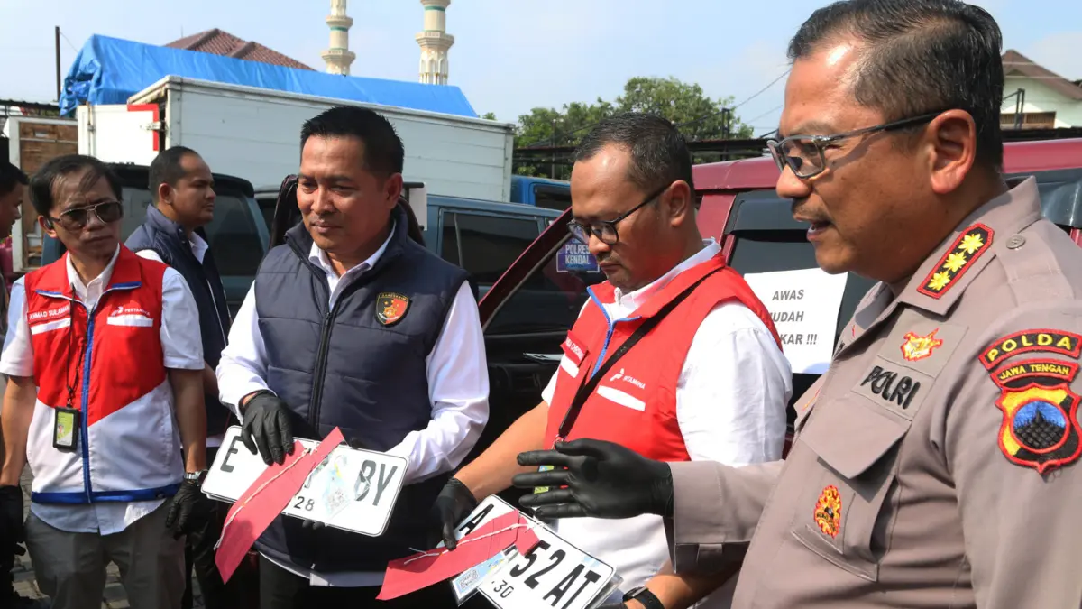 Polda Jateng bersama PT Pertamina Patra Niaga Regional Jawa Bagian Tengah mengungkap puluhan kasus penyalahgunaan bahan bakar minyak (BBM) dan LPG bersubsidi. (Nur Chamim/Jawa Pos Radar Semarang)