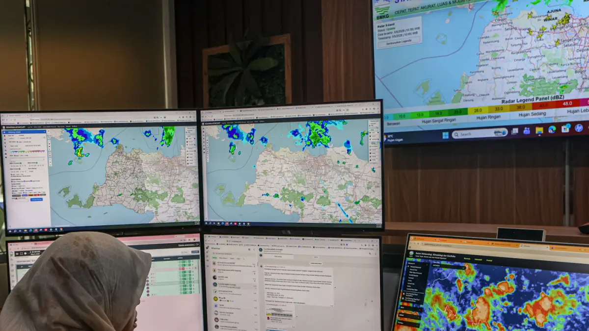Prakirawan dari Badan Meteorologi Klimatologi dan Geofisika (BMKG) Balai Besar Meteorologi, Klimatologi dan Geofisika Wilayah II melakukan monitoring radar dan arah angin di Kantor BMKG Regional II Banten, Tangerang Selatan, Selasa (05/05/2026). (Hanung H