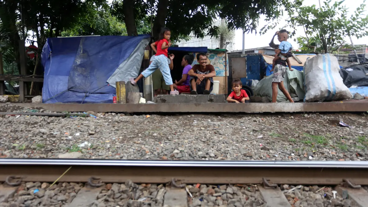 Warga yang tinggal di pemukiman liar rumah bedeng di bantaran rel kereta api kawasan Senen, Jakarta Pusat, Senin (4/5/2026). (Dery Ridwansah/ JawaPos.com)