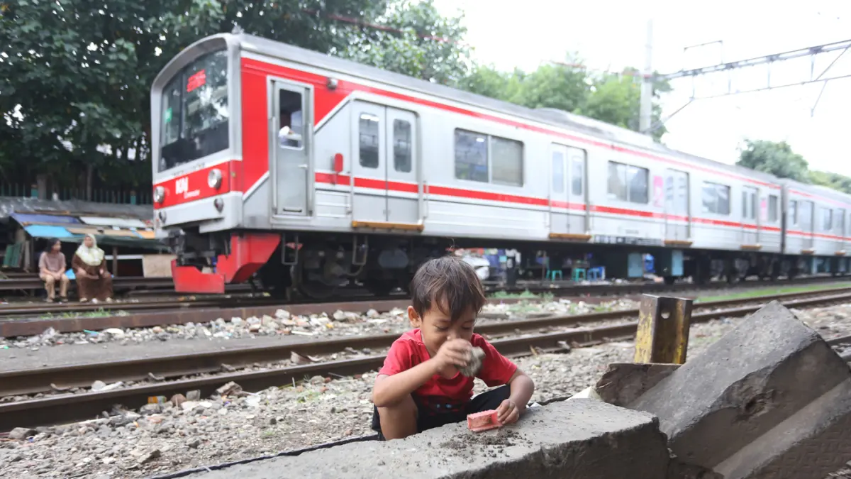Warga yang tinggal di pemukiman liar rumah bedeng di bantaran rel kereta api kawasan Senen, Jakarta Pusat, Senin (4/5/2026). (Dery Ridwansah/ JawaPos.com)