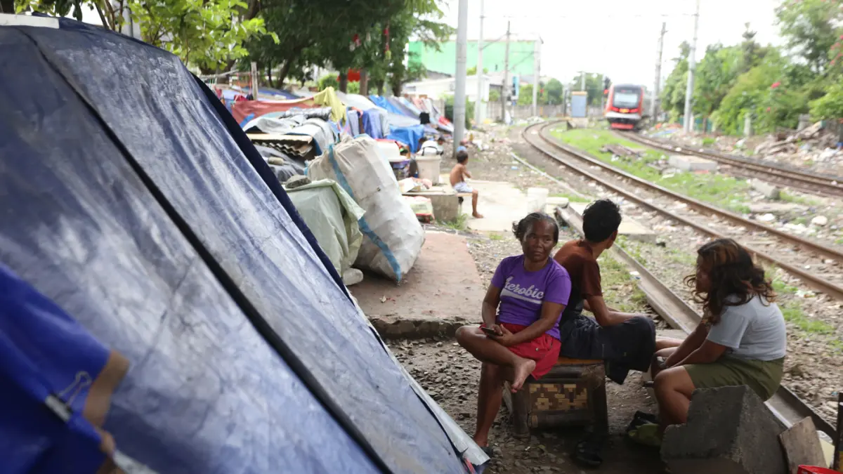 Warga yang tinggal di pemukiman liar rumah bedeng di bantaran rel kereta api kawasan Senen, Jakarta Pusat, Senin (4/5/2026). (Dery Ridwansah/ JawaPos.com)