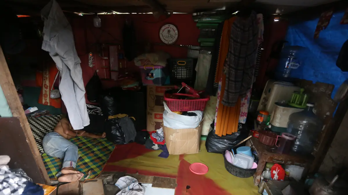 Warga yang tinggal di pemukiman liar rumah bedeng di bantaran rel kereta api kawasan Senen, Jakarta Pusat, Senin (4/5/2026). (Dery Ridwansah/ JawaPos.com)