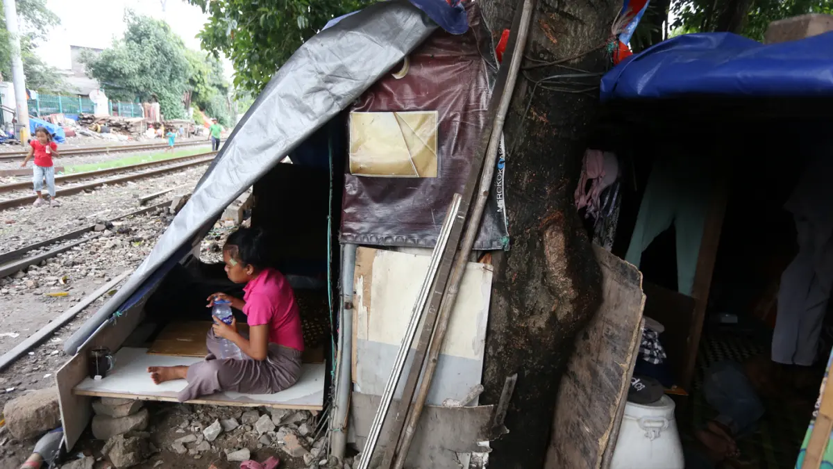 Warga yang tinggal di pemukiman liar rumah bedeng di bantaran rel kereta api kawasan Senen, Jakarta Pusat, Senin (4/5/2026). (Dery Ridwansah/ JawaPos.com)