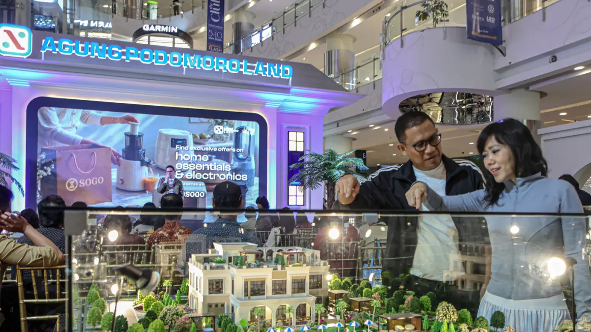 Marketing Director Agung Podomoro Tedi Guswana (kiri) berbincang dengan Marketing Director Yenti Lokat (kanan) menjelaskan fasilitas club house premium dalam pameran The Club House by Agung Podomoro di Central Park Mall, Jakarta, Rabu (06/05/2026). (Hanun