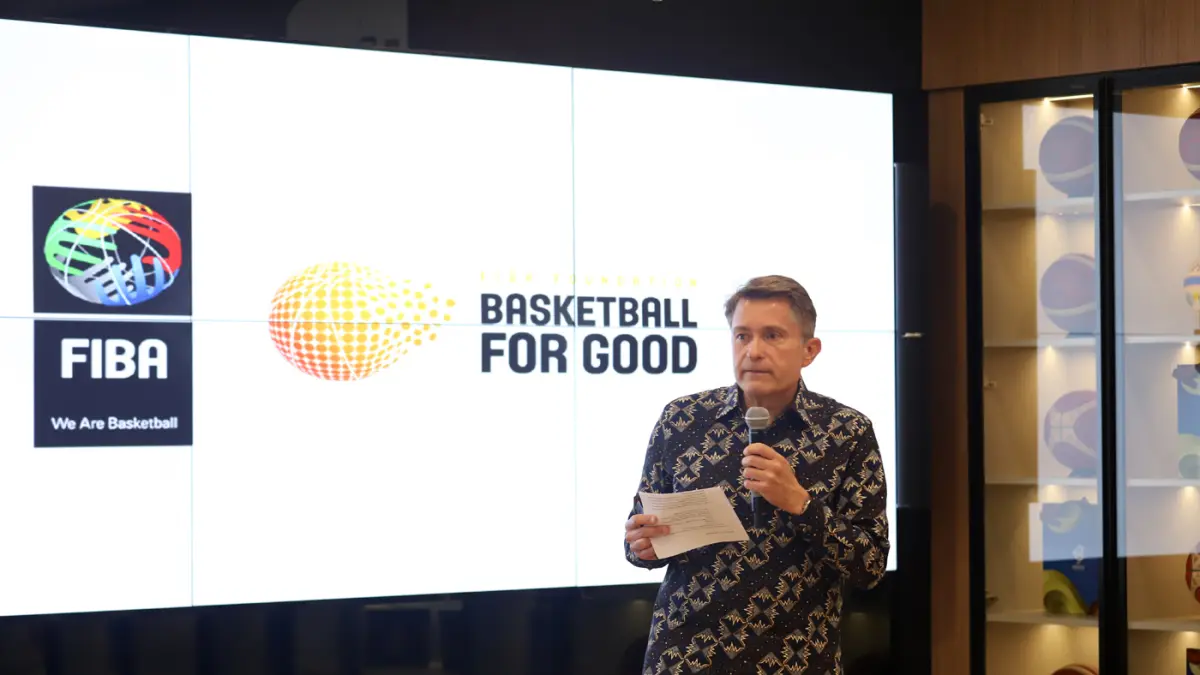 FIBA Chief Operating Officer Patrick Mariller menyampaikan inisiatif global FIBA Foundation, Basketball For Good.