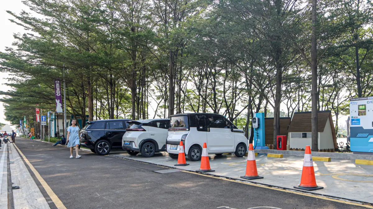 Kendaraan listrik mengisi saya di charging station Sunset Avenue Citra 8, Jakarta, Rabu (05/05/2026). (Hanung Hambara/Jawa Pos)