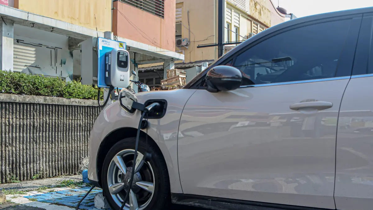 Kendaraan listrik mengisi saya di charging station Sunset Avenue Citra 8, Jakarta, Rabu (05/05/2026). (Hanung Hambara/Jawa Pos)