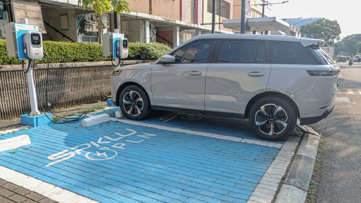 Kendaraan listrik mengisi saya di charging station Sunset Avenue Citra 8, Jakarta, Rabu (05/05/2026). (Hanung Hambara/Jawa Pos)
