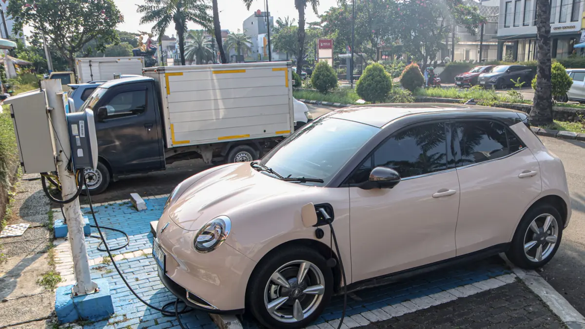 Kendaraan listrik mengisi saya di charging station Sunset Avenue Citra 8, Jakarta, Rabu (05/05/2026). (Hanung Hambara/Jawa Pos)