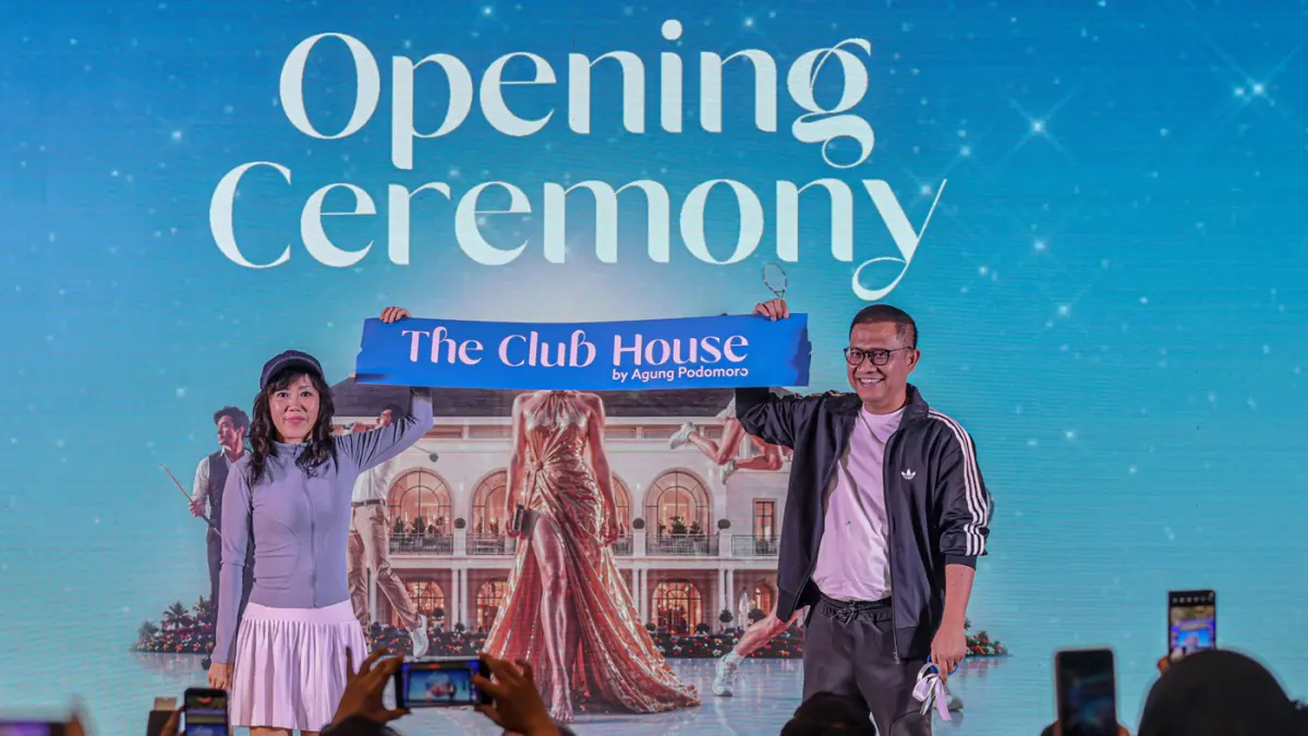 Marketing Director Agung Podomoro Yenti Lokat (kiri) dan Tedi Guswana (kanan) membuka pameran The Club House by Agung Podomoro di Central Park Mall, Jakarta, Rabu (06/05/2026). (Hanung Hambara/Jawa Pos)