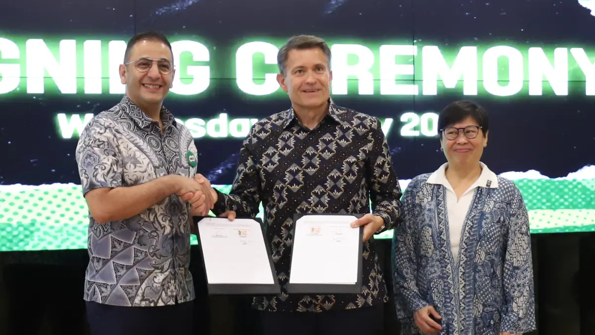 Penandatanganan MoU oleh FIBA Chief Operating Officer Patrick Mariller dan FIBA Indonesia Country Manager Rufiana bersama Alaa Shaaban, Marketing Manager Beverages & Confectionery Business.