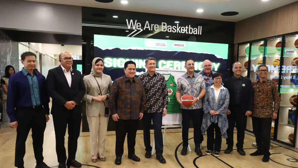 Penyerahaan Token Of Appreciation Berupa Bola Basket.