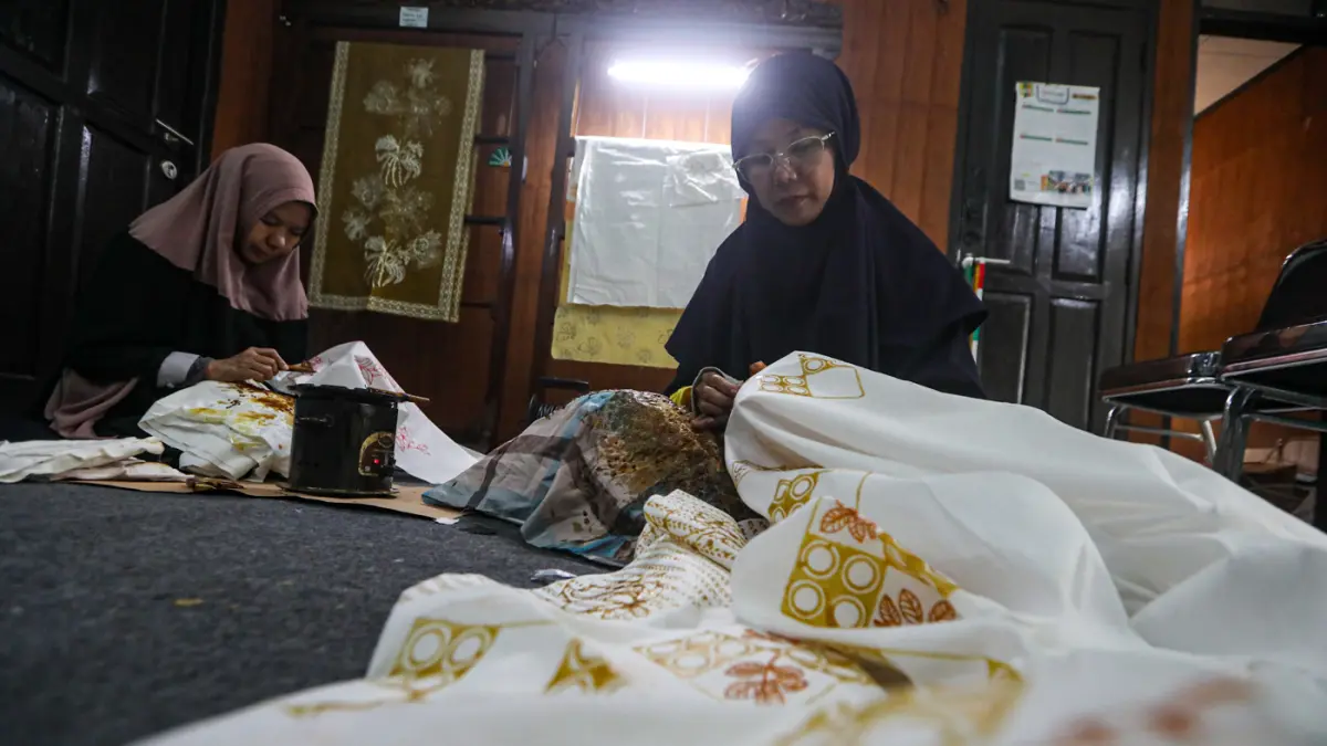 Perajin menyelesaikan pembuatan batik tulis di Batik Betawi Hub, Ciracas, Jakarta, Rabu (6/5/2026). (Salman Toyibi/Jawa Pos)