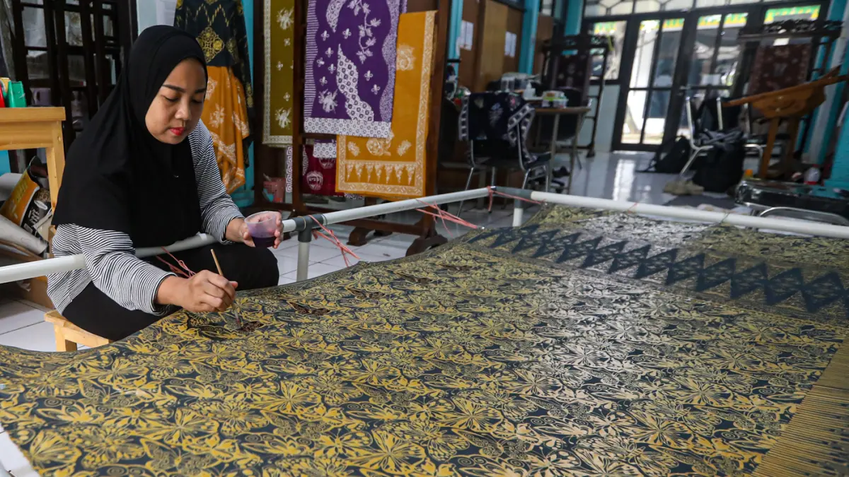 Perajin menyelesaikan pembuatan batik tulis di Batik Betawi Hub, Ciracas, Jakarta, Rabu (6/5/2026). (Salman Toyibi/Jawa Pos)