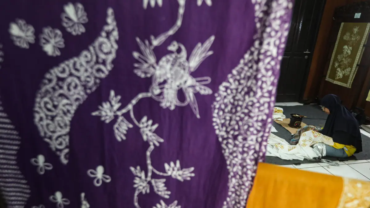Perajin menyelesaikan pembuatan batik tulis di Batik Betawi Hub, Ciracas, Jakarta, Rabu (6/5/2026). (Salman Toyibi/Jawa Pos)