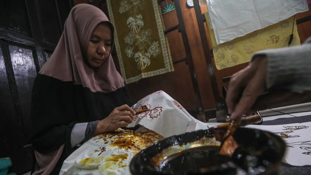 Perajin menyelesaikan pembuatan batik tulis di Batik Betawi Hub, Ciracas, Jakarta, Rabu (6/5/2026). (Salman Toyibi/Jawa Pos)