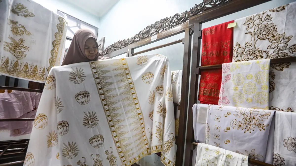 Perajin menyelesaikan pembuatan batik tulis di Batik Betawi Hub, Ciracas, Jakarta, Rabu (6/5/2026). (Salman Toyibi/Jawa Pos)