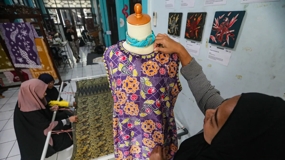 Perajin menyelesaikan pembuatan batik tulis di Batik Betawi Hub, Ciracas, Jakarta, Rabu (6/5/2026). (Salman Toyibi/Jawa Pos)