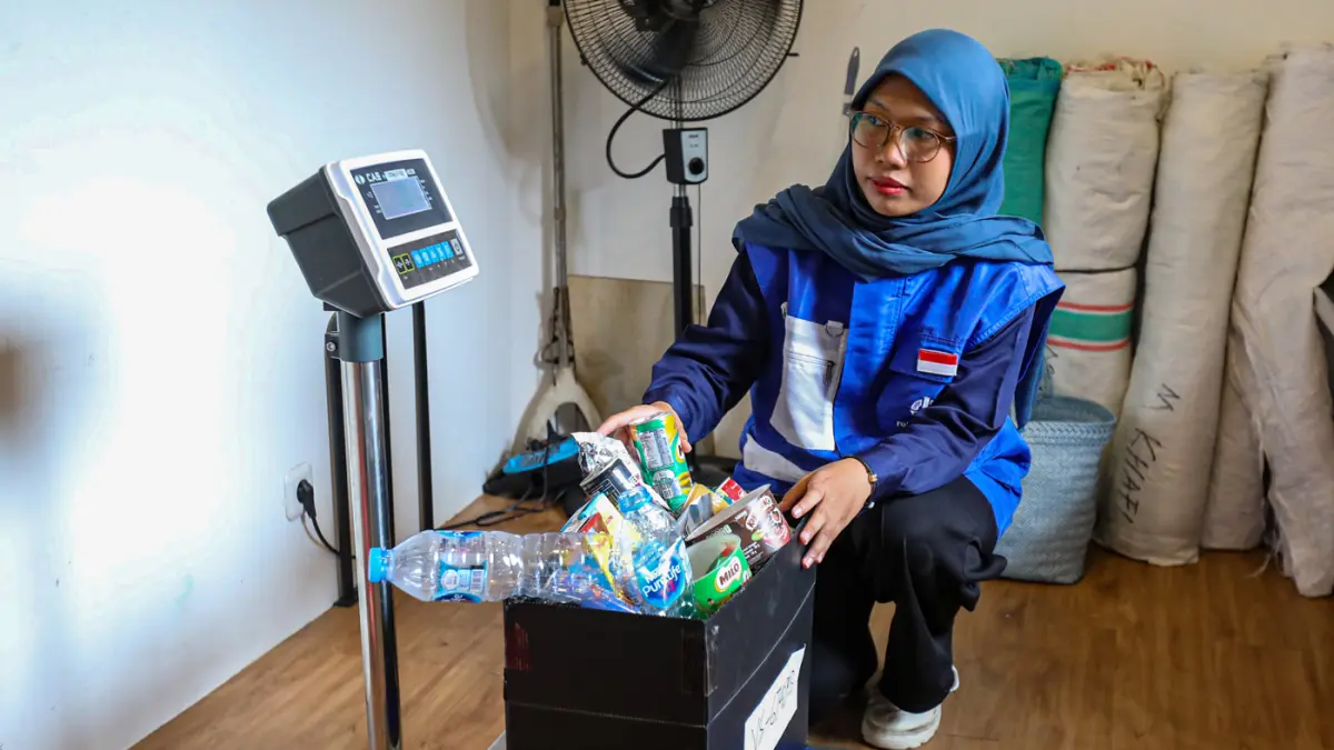 Petugas menimbang sampah rumah tangga anorganik untuk ditukarkan dengan poin belanja di Waste Station Nestle, Alfamart Jagakarsa, Jakarta, Rabu (6/5/2026). (Salman Toyibi/Jawa Pos)