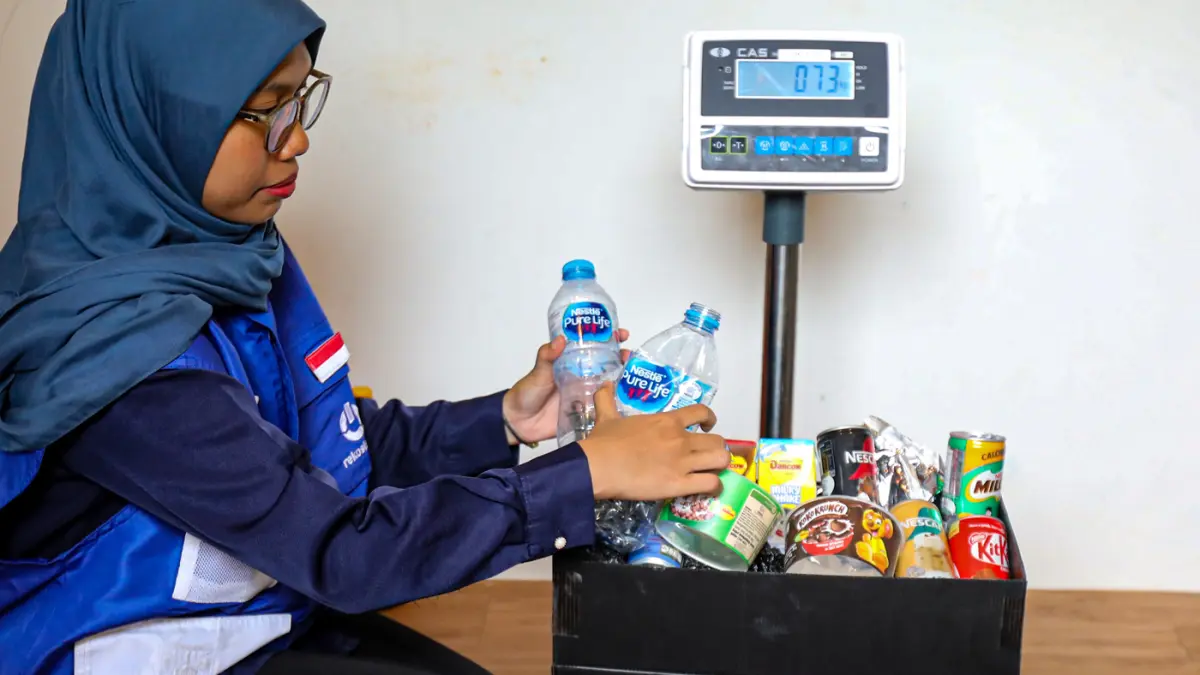 Petugas menimbang sampah rumah tangga anorganik untuk ditukarkan dengan poin belanja di Waste Station Nestle, Alfamart Jagakarsa, Jakarta, Rabu (6/5/2026). (Salman Toyibi/Jawa Pos)