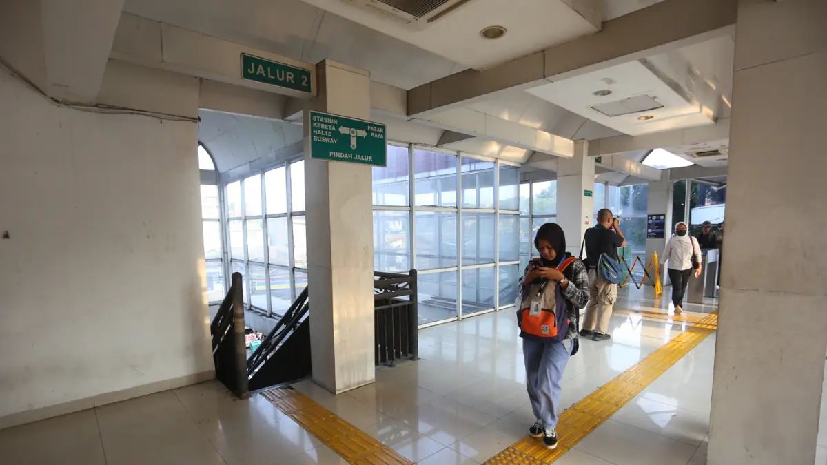 Petugas Transjakarta mengarahkan calon penumpang di halte Manggarai, Jakarta, Rabu (6/5/2026). (Dery Ridwansah/ JawaPos.com)