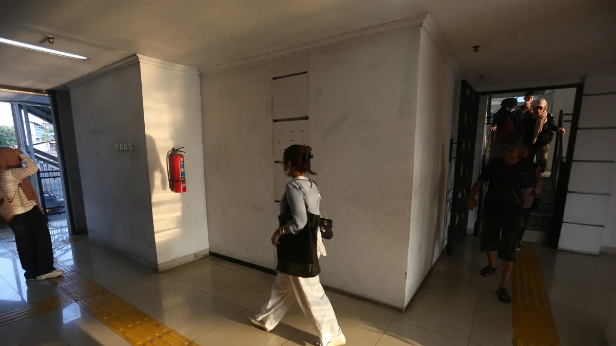 Petugas Transjakarta mengarahkan calon penumpang di halte Manggarai, Jakarta, Rabu (6/5/2026). (Dery Ridwansah/ JawaPos.com)