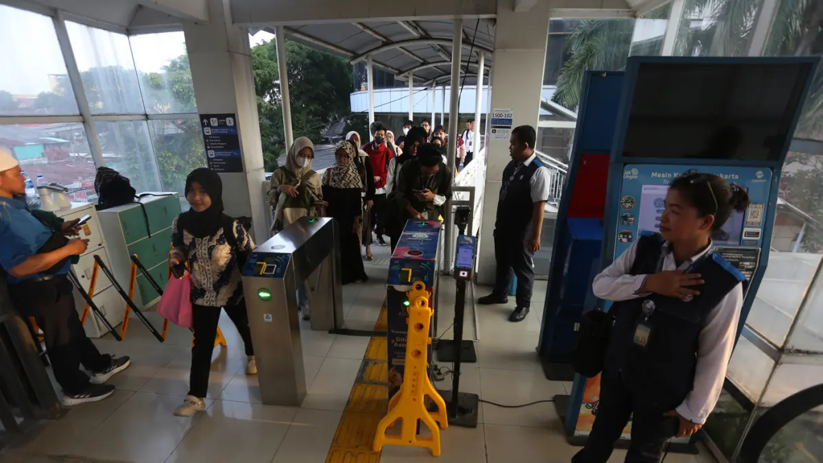 Petugas Transjakarta mengarahkan calon penumpang di halte Manggarai, Jakarta, Rabu (6/5/2026). (Dery Ridwansah/ JawaPos.com)