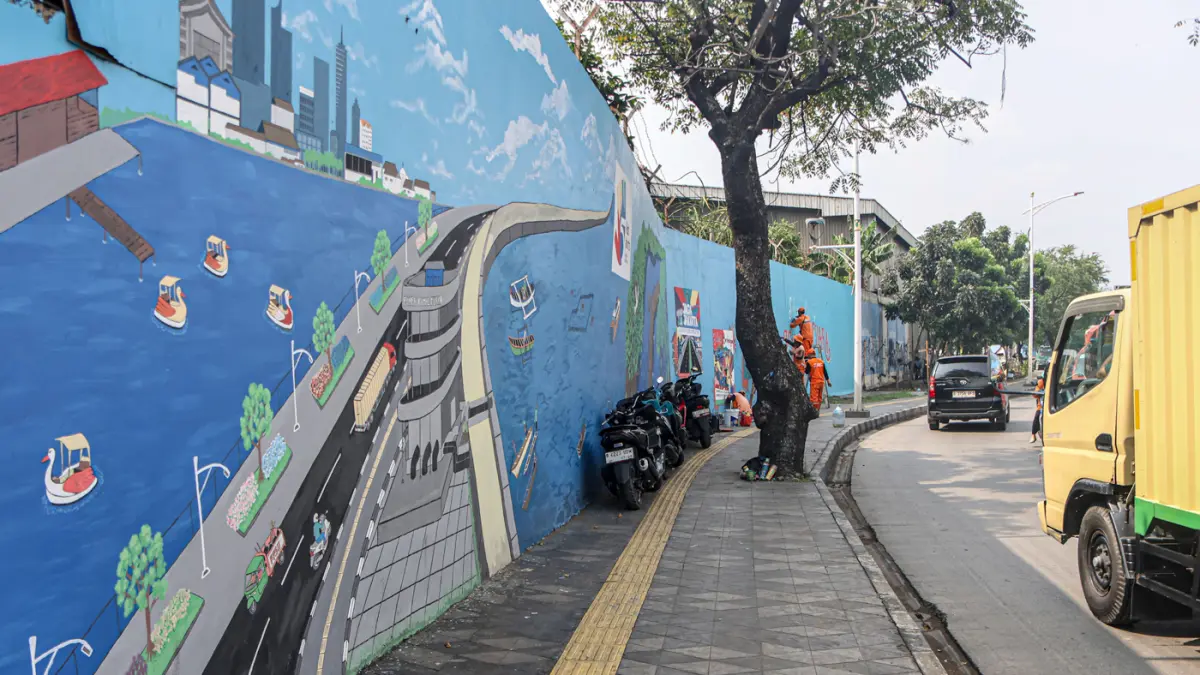 Sejumlah anggota PPSU membuat Mural di jalan Kapuk Kayu Besar, Jakarta, Senin (04/05/2026). (Hanung Hambara/Jawa Pos)