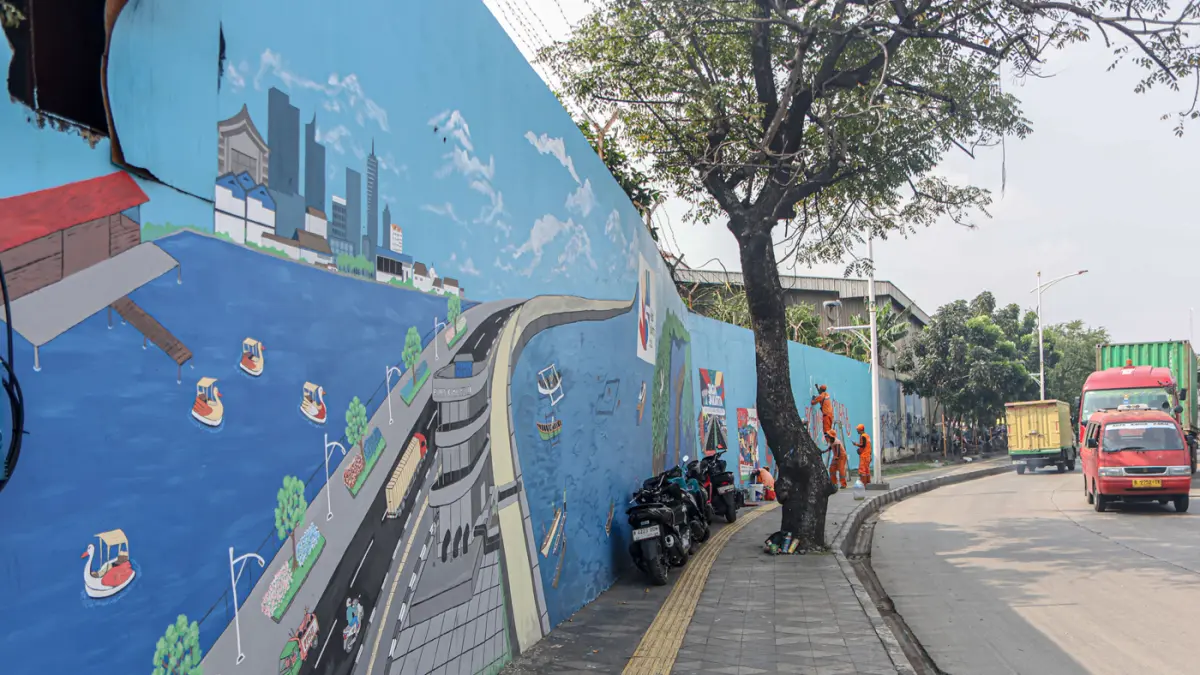 Sejumlah anggota PPSU membuat Mural di jalan Kapuk Kayu Besar, Jakarta, Senin (04/05/2026). (Hanung Hambara/Jawa Pos)