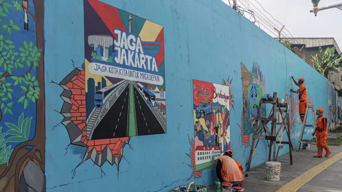 Sejumlah anggota PPSU membuat Mural di jalan Kapuk Kayu Besar, Jakarta, Senin (04/05/2026). (Hanung Hambara/Jawa Pos)