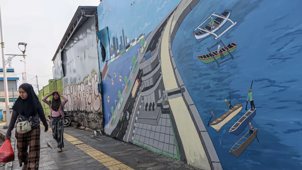 Sejumlah anggota PPSU membuat Mural di jalan Kapuk Kayu Besar, Jakarta, Senin (04/05/2026). (Hanung Hambara/Jawa Pos)