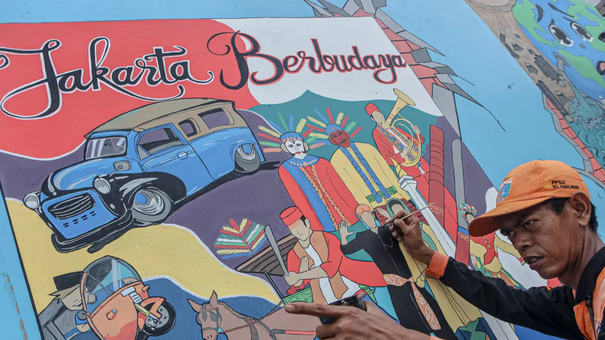Sejumlah anggota PPSU membuat Mural di jalan Kapuk Kayu Besar, Jakarta, Senin (04/05/2026). (Hanung Hambara/Jawa Pos)