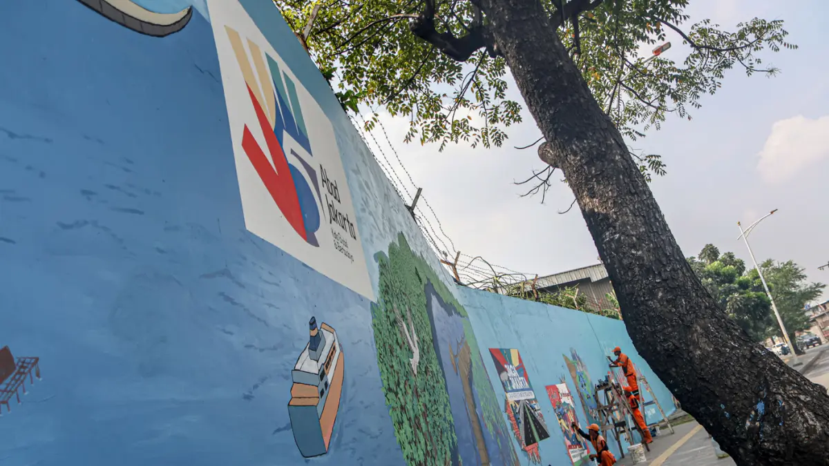 Sejumlah anggota PPSU membuat Mural di jalan Kapuk Kayu Besar, Jakarta, Senin (04/05/2026). (Hanung Hambara/Jawa Pos)