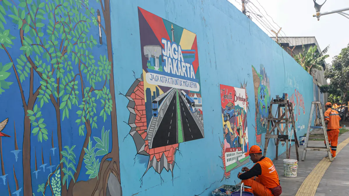 Sejumlah anggota PPSU membuat Mural di jalan Kapuk Kayu Besar, Jakarta, Senin (04/05/2026). (Hanung Hambara/Jawa Pos)