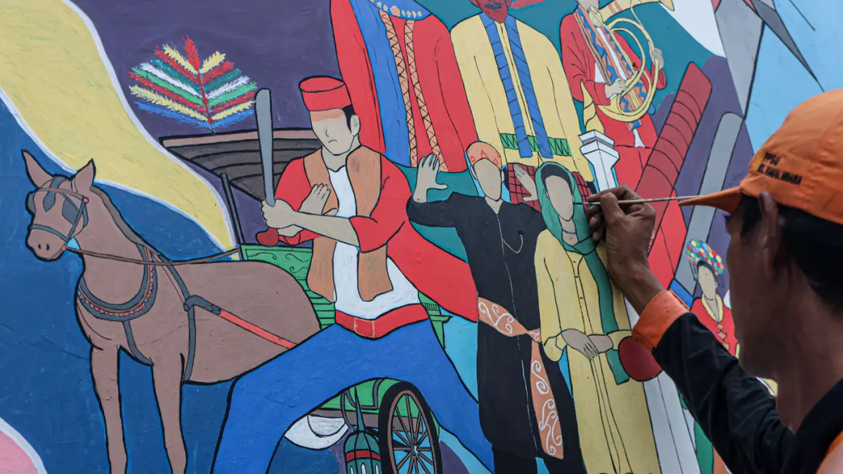 Sejumlah anggota PPSU membuat Mural di jalan Kapuk Kayu Besar, Jakarta, Senin (04/05/2026). (Hanung Hambara/Jawa Pos)