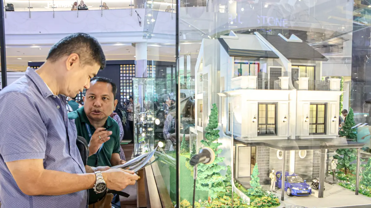 Sejumlah pengunjung melihat maket model rumah di salah satu pusat perbelanjaan di Jakarta, Rabu (06/05/2026). (Hanung Hambara/Jawa Pos)