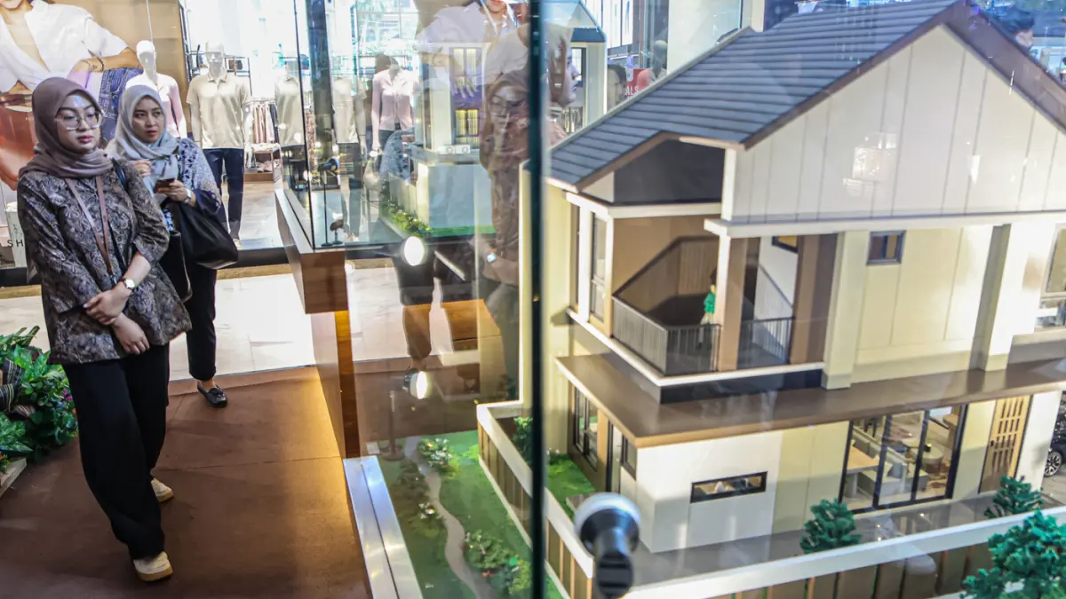 Sejumlah pengunjung melihat maket model rumah di salah satu pusat perbelanjaan di Jakarta, Rabu (06/05/2026). (Hanung Hambara/Jawa Pos)