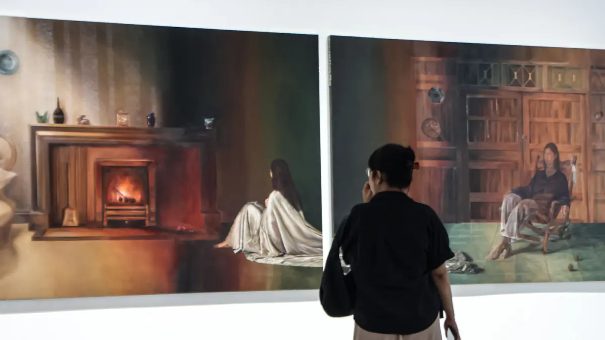 Sejumlah pengunjung mengamati karya dengan judul hush between flames dalam pameran “She lit my mouth without a word” oleh Natalie Sasi Organ di Ara Contemporary, Jakarta, Kamis (30/04/2026). (Hanung Hambara/Jawa Pos)