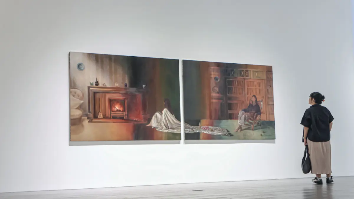 Sejumlah pengunjung mengamati karya dengan judul hush between flames dalam pameran “She lit my mouth without a word” oleh Natalie Sasi Organ di Ara Contemporary, Jakarta, Kamis (30/04/2026). (Hanung Hambara/Jawa Pos)