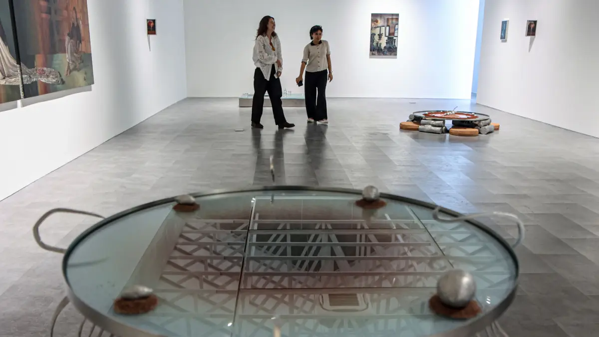 Sejumlah pengunjung mengamati karya dengan judul hush between flames dalam pameran “She lit my mouth without a word” oleh Natalie Sasi Organ di Ara Contemporary, Jakarta, Kamis (30/04/2026). (Hanung Hambara/Jawa Pos)