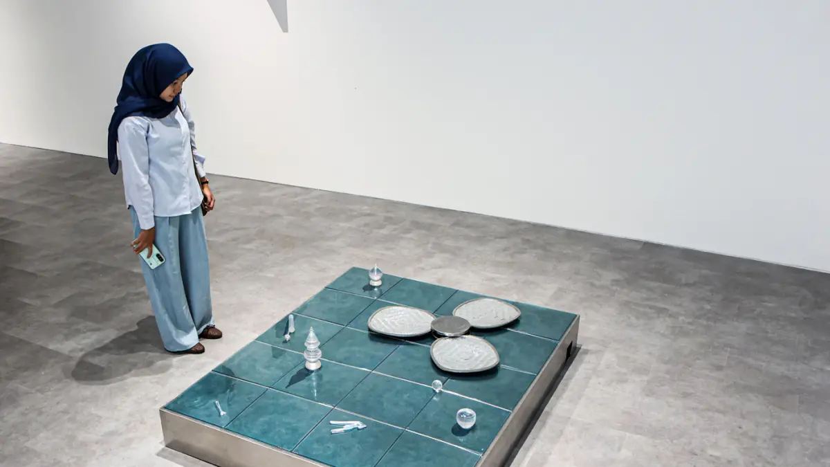 Sejumlah pengunjung mengamati karya dengan judul hush between flames dalam pameran “She lit my mouth without a word” oleh Natalie Sasi Organ di Ara Contemporary, Jakarta, Kamis (30/04/2026). (Hanung Hambara/Jawa Pos)