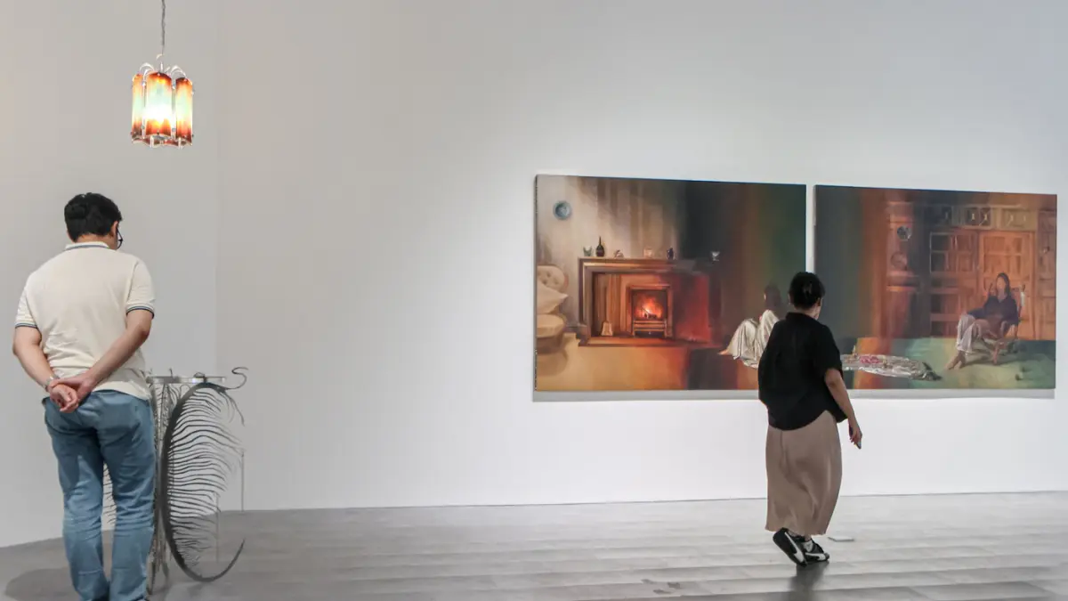 Sejumlah pengunjung mengamati karya dengan judul hush between flames dalam pameran “She lit my mouth without a word” oleh Natalie Sasi Organ di Ara Contemporary, Jakarta, Kamis (30/04/2026). (Hanung Hambara/Jawa Pos)