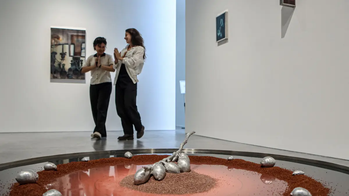 Sejumlah pengunjung mengamati karya dengan judul hush between flames dalam pameran “She lit my mouth without a word” oleh Natalie Sasi Organ di Ara Contemporary, Jakarta, Kamis (30/04/2026). (Hanung Hambara/Jawa Pos)
