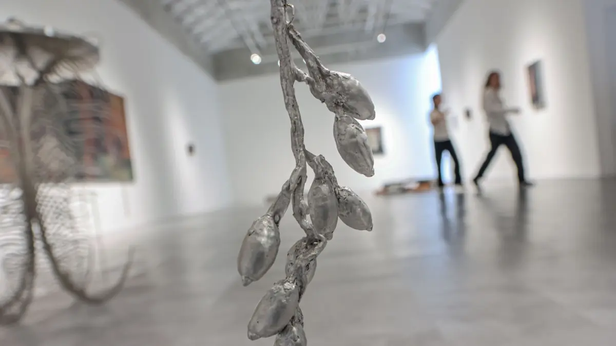 Sejumlah pengunjung mengamati karya dengan judul hush between flames dalam pameran “She lit my mouth without a word” oleh Natalie Sasi Organ di Ara Contemporary, Jakarta, Kamis (30/04/2026). (Hanung Hambara/Jawa Pos)