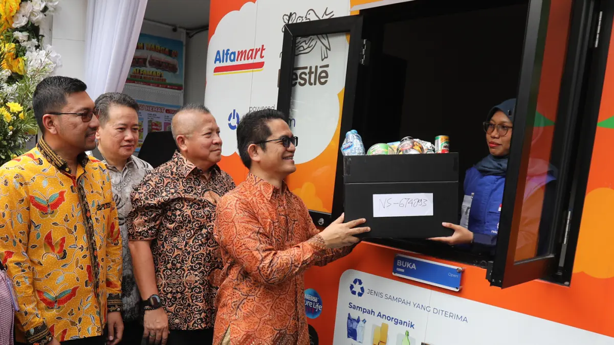 Corporate Affairs Director PT Nestle Indonesia Fajar Dewantara (kiri) bersama Sustainability Delivery Lead Nestle Indonesia Maruli Sitompul (kedua kanan), Sales Director Nestle Indonesia Ramon Topacio (kedua kiri) dan Property & Development Director Alfam