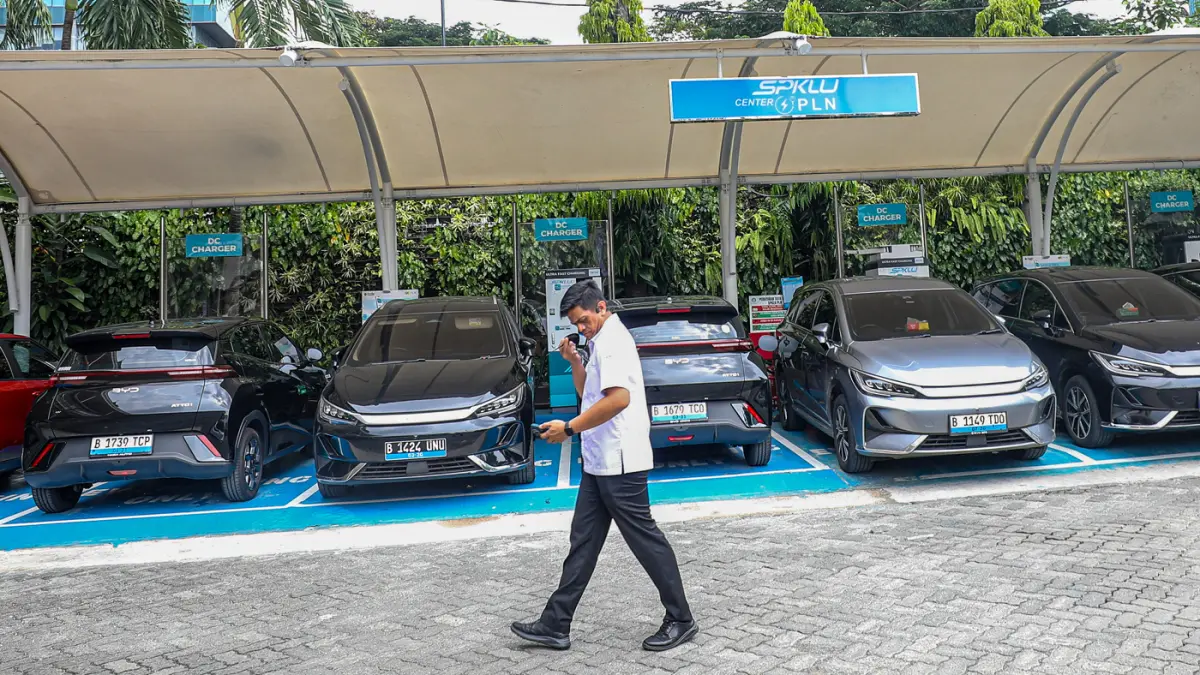 Warga mengisi daya kendaraan listrik di Stasiun Pengisian Kendaraan Listrik Umum (SPKLU) PLN di Jakarta, Sabtu (2/5/2026). (Salman Toyibi/Jawa Pos)